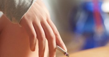 タバコが与える歯と口への害とは?